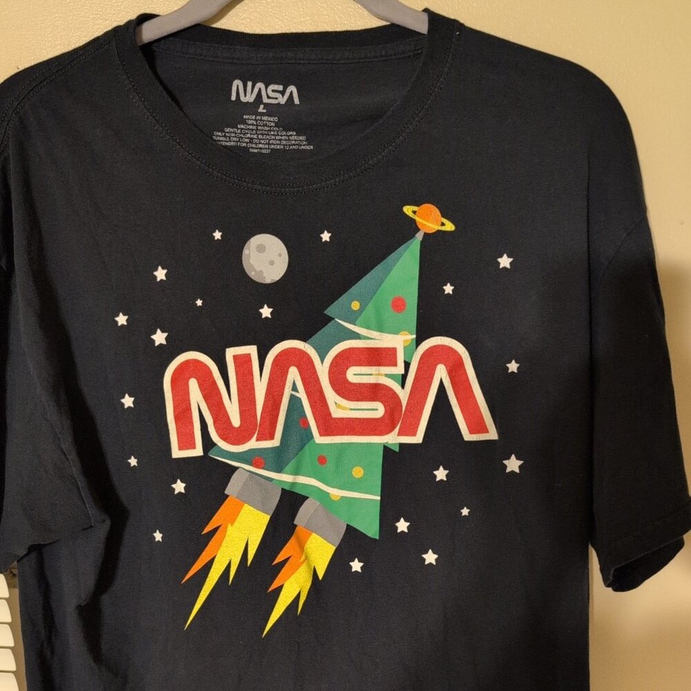 NASA Christmas Rocket Graphic T-Shirt Men’s Large Black Short Sleeve Cotton - Picture 3 of 6